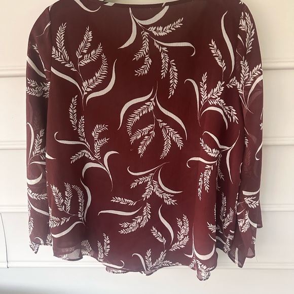 Ann Taylor Maroon and White Leaf Pattern Blouse size S - Picture 6 of 10